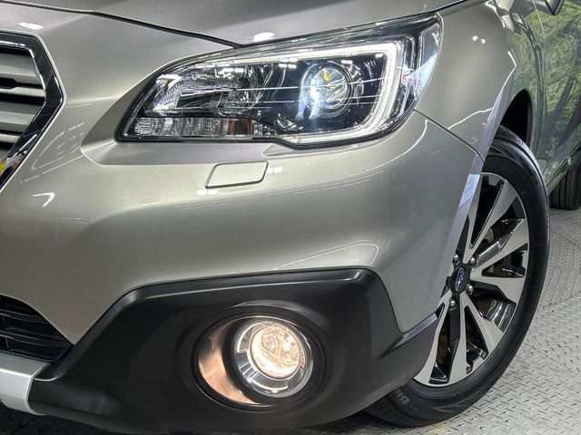 【LEDヘッドライト】悪天候や夜間走行時も良好な視界を確保し安心して運転できる高輝度LEDヘッドライトを装備！点灯速度が早く、消費電力も抑えられています。