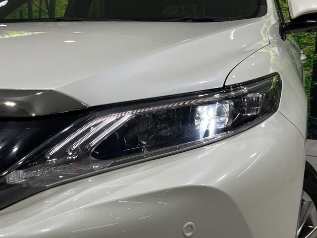 【LEDヘッドライト】悪天候や夜間走行時も良好な視界を確保し安心して運転できる高輝度LEDヘッドライトを装備！点灯速度が早く、消費電力も抑えられています。