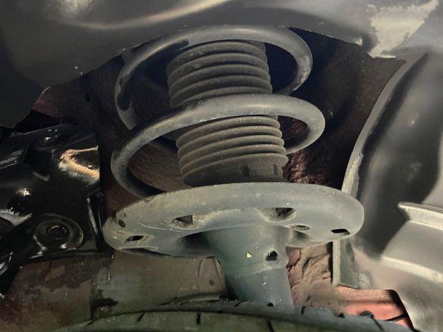 お車を安心してお乗りいただく為には、足回りの定期点検が欠かせません。サービスサポート（有償保証）では無料点検もご提供しており、安心のカーライフをお過ごしいただけるサポート体制が整っています。