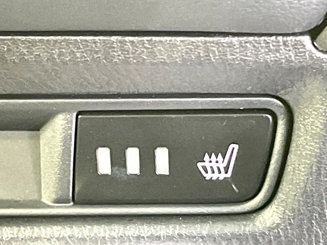 【シートヒーター】寒い日に重宝するシートヒーター！エアコンより早く温まってくれるので寒がりの人も安心ですね♪エアコンの温風は乾燥するから苦手、という方にもをおすすめです。