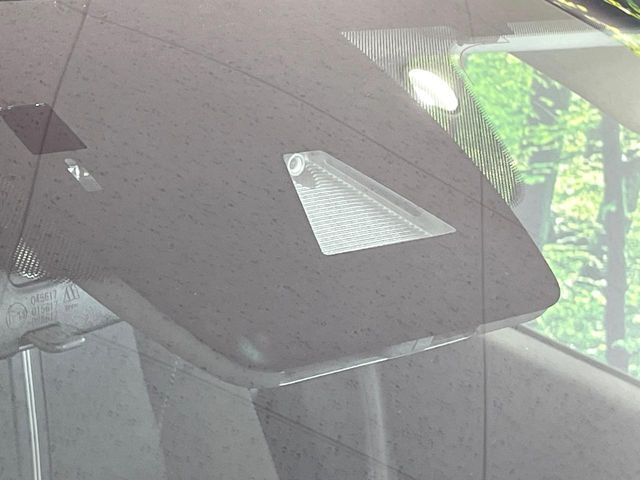 【スマートブレーキサポート】走行中に前方の車両等を認識し、衝突しそうな時は警報とブレーキで衝突回避と被害軽減をアシスト。より安全にドライブをお楽しみいただけます。