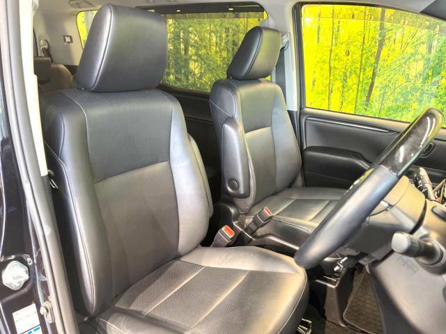 【問合せ：0749-27-4907】【合皮レザーシート】汚れのふき取りが容易でメンテナンスもが簡単な、機能性に優れる合成皮革を採用した上質なシートです。座り心地もよく、高級感あふれる心地良い車内空間を