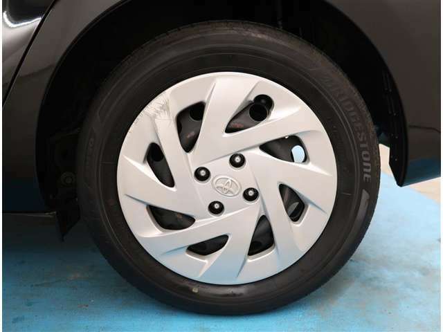 【タイヤ・ホイール】タイヤサイズ185/60R15の純正ホイールです。タイヤ溝は約7mmになります。