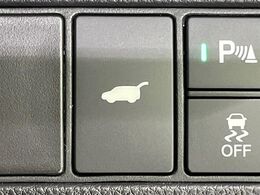 【パワーバックドア】スマートキーや運転席のボタンを押すだけでリアゲートが自動で開閉します！荷物を持っている時や、高い位置にあるバックドアを閉める際に便利な機能です♪