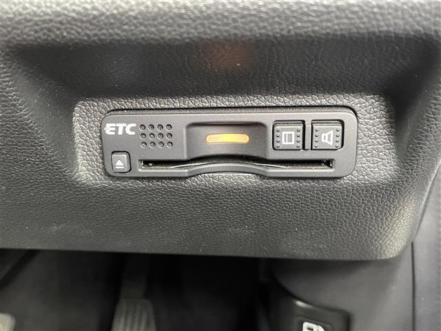 【ETC】有料道路を利用する際に料金所で停止することなく通過できる、ETC車載器（ノンストップ自動料金収受システム機器）が装備されています。セットアップを行うことで利用可能になります。