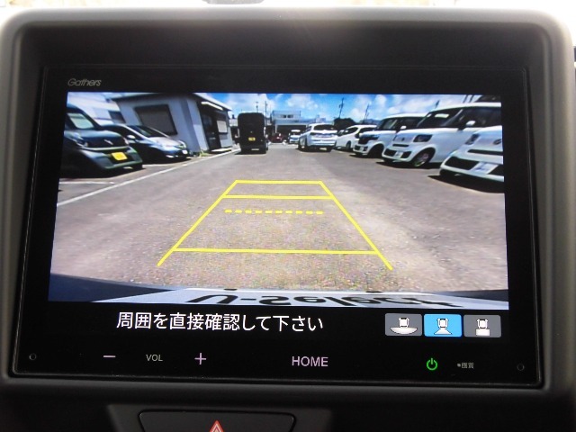 リバース時にはリアカメラにより後方の確認も可能です。「ノーマル・ワイド・トップダウンビュー」の3つから状況に合わせて切り替え可能です。