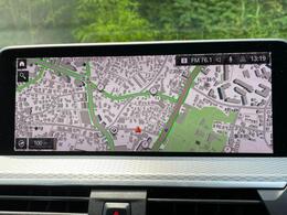 【純正ナビゲーション】BMWのナビゲーションは操作性も良く、詳細な地図情報と交通状況を見やすく表示し、快適なドライビングをサポートしながら目的地までナビゲートします。
