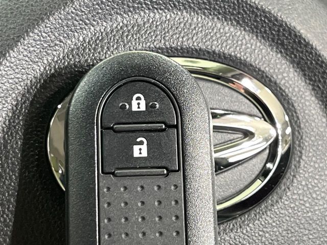 【キーフリーシステム】カバンやポケットに入れたままでもドアの施錠・解錠が可能なスマートキーを装備。エンジンのオン・オフ時もカギを取り出す必要が無いからとっても便利です♪