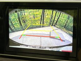 【バックカメラ】駐車時に後方がリアルタイム映像で確認できます。大型商業施設や立体駐車場での駐車時や、夜間のバック時に大活躍！運転スキルに関わらず、今や必須となった装備のひとつです！