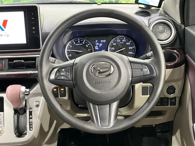インテリアに合わせたデザインのステアリングは、運転される方のことも考え、運転しやすい形状、大きさです。是非一度、実際に触ってお確かめください。