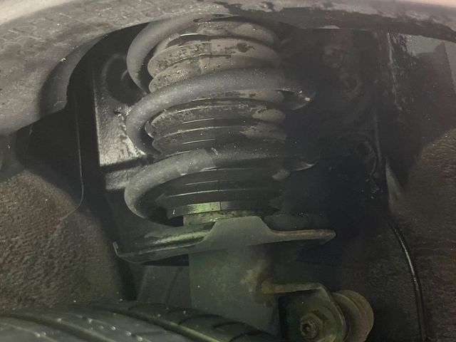 お車を安心してお乗りいただく為には、足回りの定期点検が欠かせません。サービスサポート（有償保証）では無料点検もご提供しており、安心のカーライフをお過ごしいただけるサポート体制が整っています。