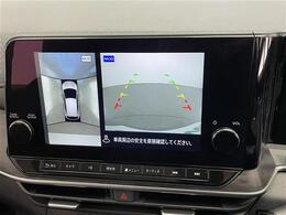 【全周囲カメラ】真上から見たような映像が流れ、便利かつ大変見やすく安全確認もできます！駐車が苦手な方にもオススメな便利機能です！全方位カメラ/パノラミックビューモニター/アラウンドビューモニター