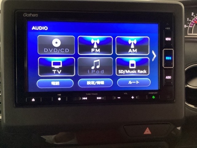 メモリーナビにフルセグTV機能あり。　ドライブや旅行に欠かせない装備です。