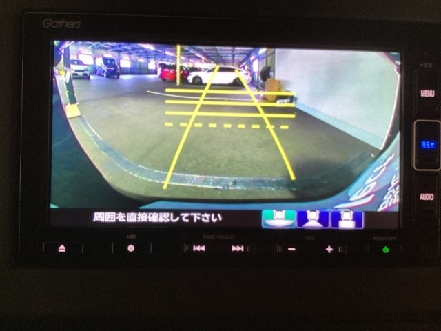 後方確認はお任せ！　リアカメラ装備でバック駐車をサポートします。