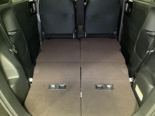 後席シートは簡単操作で倒す事ができ、荷室空間が更に広がります。