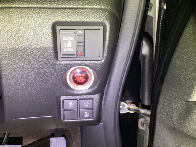 便利な左側電動スライドドアを装備してます。