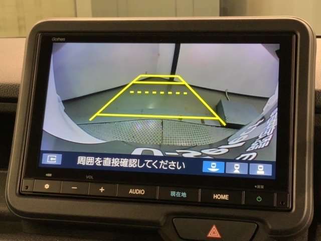 リバースギアに入れるだけで後方の表示へ切り替わります。夜間や雨の日の駐車も楽になりますよ。