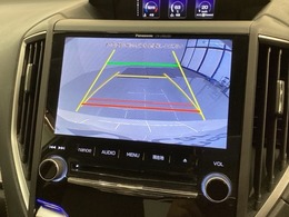 リバースギアに入れるだけで後方の表示へ切り替わります。夜間や雨の日の駐車も楽になりますよ。