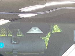 【ホンダセンシング】走行中に前方の車両等を認識し、衝突しそうな時は警報とブレーキで衝突回避と被害軽減をアシスト。より安全にドライブをお楽しみいただけます。