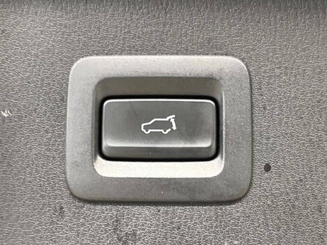 【パワーバックドア】スマートキーや運転席のボタンを押すだけでリアゲートが自動で開閉します！荷物を持っている時や、高い位置にあるバックドアを閉める際に便利な機能です♪