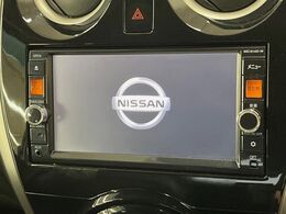 【純正ナビ】人気の純正ナビを装備しております。ナビの使いやすさはもちろん、オーディオ機能も充実！キャンプや旅行はもちろん、通勤や買い物など普段のドライブも楽しくなるはず♪