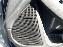 【BOSEサウンドシステム】メーカーオプションの高品位サウンドシステムを搭載。専用のチューニングが施された大小様々なスピーカーから良質なサウンドが奏でられ、臨場感あふれる音響空間を演出します。