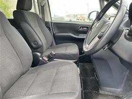 【運転席】座り心地が良いシートなので長時間の運転でも快適にお過ごしいただけます。新品のフロアマットのご注文も可能です。掲載箇所以外にご希望の写真がございましたらお気軽にお問い合わせ下さい。
