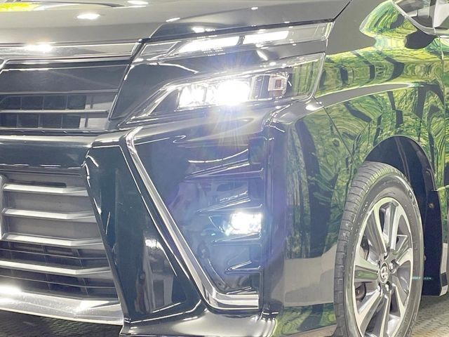 【LEDヘッドライト】悪天候や夜間走行時も良好な視界を確保し安心して運転できる高輝度LEDヘッドライトを装備！点灯速度が早く、消費電力も抑えられています。