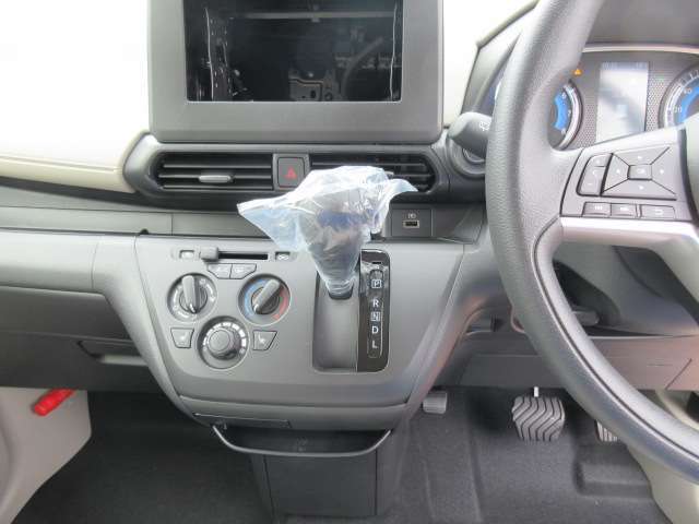 風向・風量・温度を任意で調節可能なマニュアルエアコンでございます♪