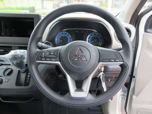 ステアリングにはナビに連動したオーディオスイッチも装備しています！