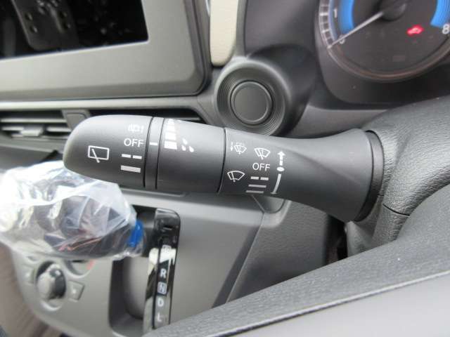 ご納車後も安心なプレミア保証をご提案いたします。ナビや電装品、エアコンなども含めた600項目の充実した保証内容と安心のロードサービス付帯でサポートいたします。詳細はお尋ねください。