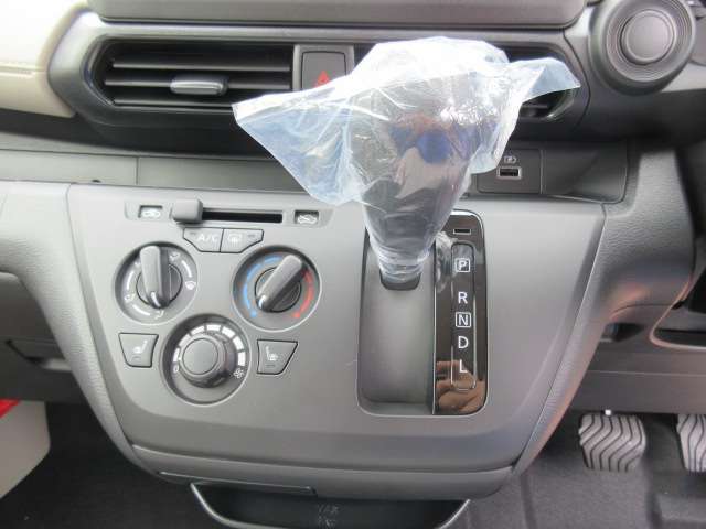 風向・風量・温度を任意で調節可能なマニュアルエアコンでございます♪