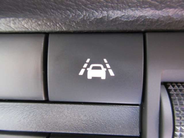 ご納車後も安心なプレミア保証をご提案いたします。ナビや電装品、エアコンなども含めた600項目の充実した保証内容と安心のロードサービス付帯でサポートいたします。詳細はお尋ねください。