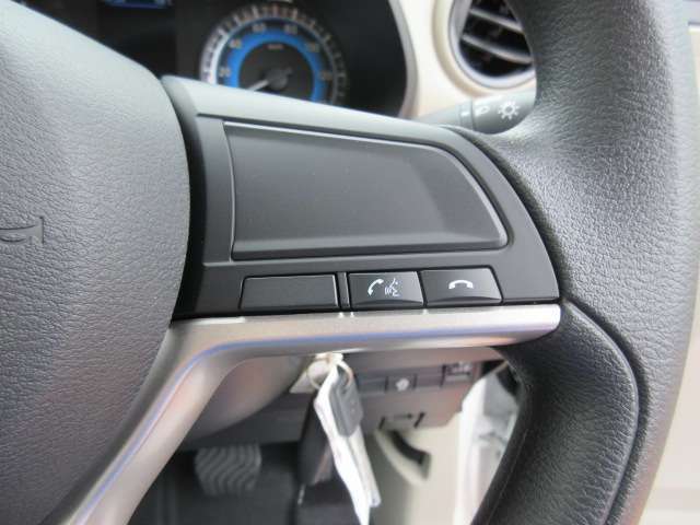 ステアリングにはナビに連動したオーディオスイッチも装備しています！