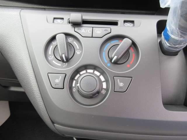 風向・風量・温度を任意で調節可能なマニュアルエアコンでございます♪