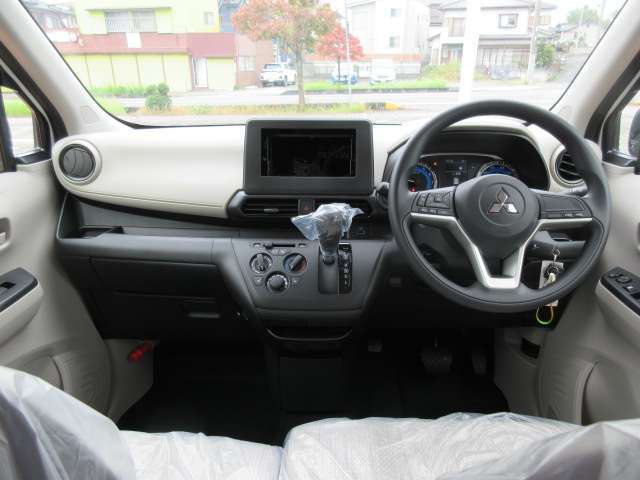 ご納車後も安心なプレミアム保証をご提案いたします。ナビや電装品、エアコンなども含めた600項目の充実した保証内容と安心のロードサービス付帯でサポートいたします。詳細はお尋ねください。