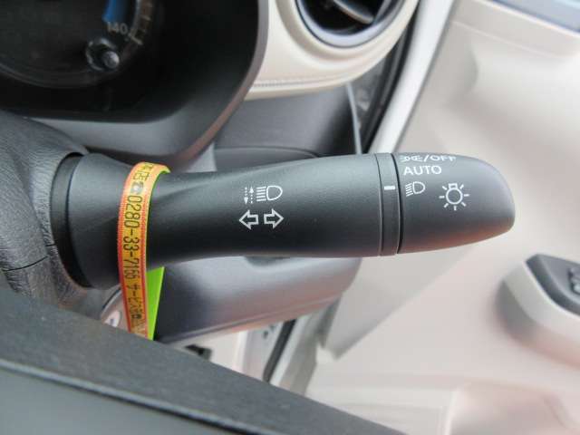 夜間やトンネルが多いところでのドライブ時に重宝するオートライト機能！外の明るさを感知して自動でライト点灯してくれます！