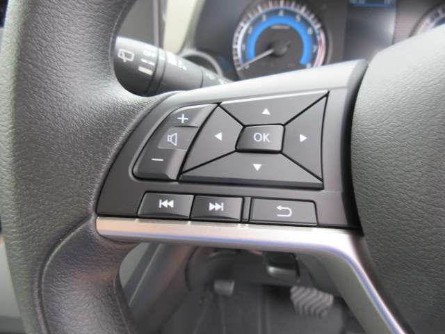 ステアリングにはナビに連動したオーディオスイッチも装備しています！