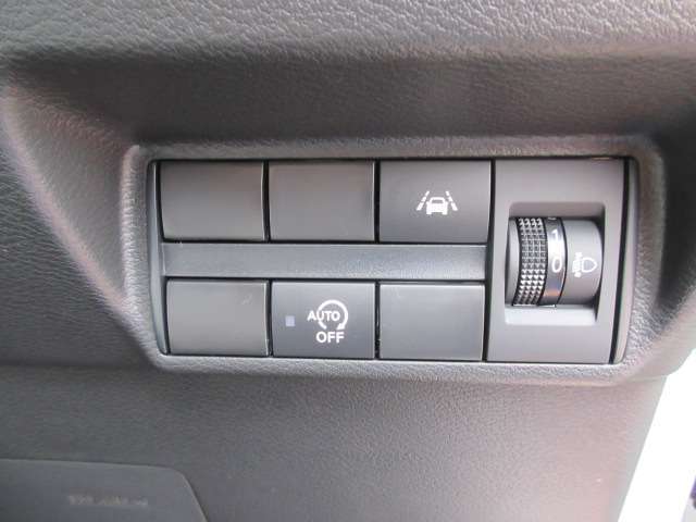 ご納車後も安心なプレミア保証をご提案いたします。ナビや電装品、エアコンなども含めた600項目の充実した保証内容と安心のロードサービス付帯でサポートいたします。詳細はお尋ねください。