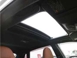 サンルーフを装備☆車内の換気にとても便利で採光性にも優れていますしなにより開放感と高級感がありますね☆後付けできない装備ですのでぜひ装着車をお勧めいたします☆