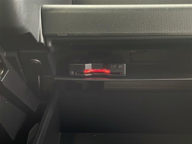 【ETC】有料道路を利用する際に料金所で停止することなく通過できる、ETC車載器（ノンストップ自動料金収受システム機器）が装備されています。セットアップを行うことで利用可能になります。