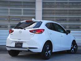 登録済み未使用車のMAZDA2、通勤や買い物、週末のドライブまで、あなたの生活を彩るパートナーとして活躍します。この一台で、毎日がもっと豊かになります。