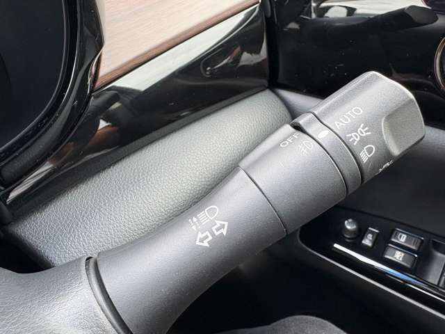 【オートライト（AUTO）】外の明るさをシステムが感知して、自動でヘッドライトが点灯します！ヘッドライトをつけ忘れを防ぐ便利機能です。