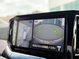 【アラウンドビューモニター】まるでクルマを真上から見下ろしたかのような視点で駐車をサポートします！クルマの斜め後ろや真横など、前後左右の4つのカメラの映像が合成されて、モニターに映し出されます。