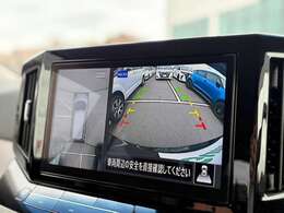 【アラウンドビューモニター】まるでクルマを真上から見下ろしたかのような視点で駐車をサポートします！クルマの斜め後ろや真横など、前後左右の4つのカメラの映像が合成されて、モニターに映し出されます。