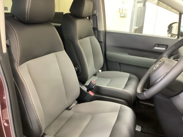 見下ろすような視界で周囲をよく見渡しながら運転できます。