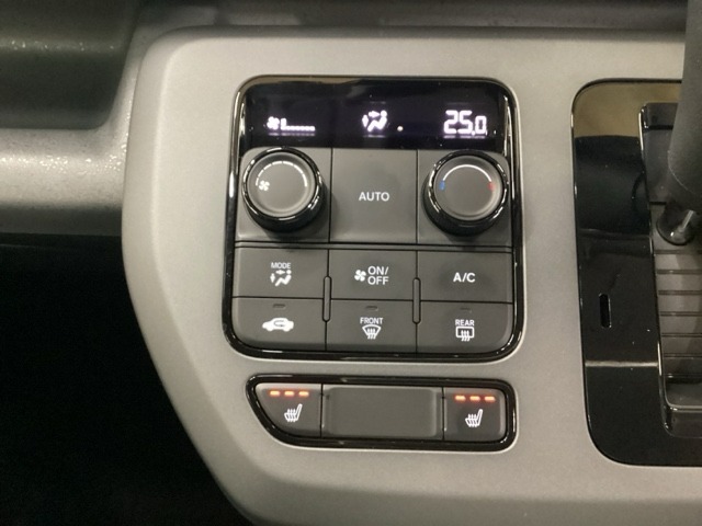 運転席・助手席にはそれぞれ寒い冬には嬉しいシートヒーターがついてます。