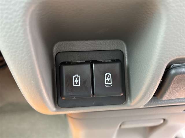 充電ソケット付きです！お出かけ先でも車内で充電できるなんてとっても便利ですね！