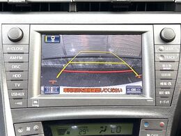 【バックカメラ】駐車時に後方がリアルタイム映像で確認できます。大型商業施設や立体駐車場での駐車時や、夜間のバック時に大活躍！運転スキルに関わらず、今や必須となった装備のひとつです！
