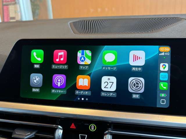 手持ちのiPhoneと接続することで、車内のディスプレイを使って音楽や通話、動画の視聴を楽しめます！Siriを介した音声コマンドで、便利に操作することもできます！